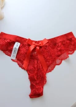 Thong En Dentelle Rouge OPAL